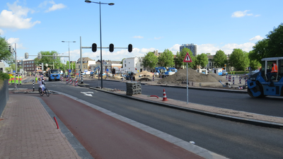 850192 Gezicht op de herinrichtingswerkzaamheden van het verkeersplein bij het Paardenveld te Utrecht; op de ...